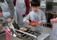 手焼き体験の様子